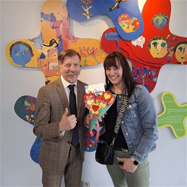 Kinderen verrassen burgemeester met boeket - Bocholt