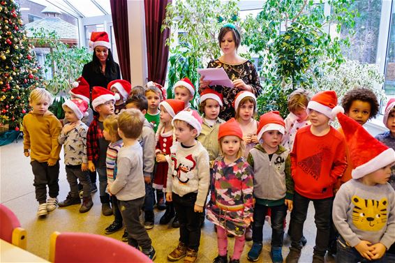Kinderen zingen in woonzorgcentrum - Beringen