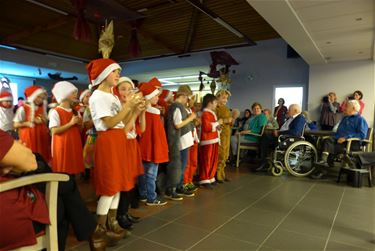 Kinderen zongen kerst voor ouderen - Overpelt