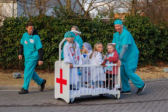 Kinderstoet onder een warm zonnetje - Lommel