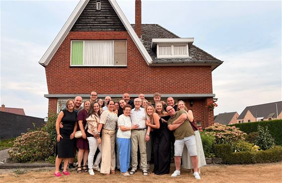 Kleinkinderen verrassen moeke Elza en bompa Harrie - Hamont-Achel