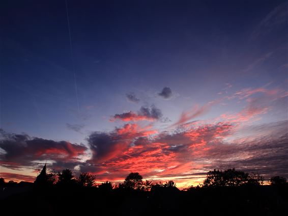 Kleurrijk wolkenspektakel boven Grote-Brogel - Peer