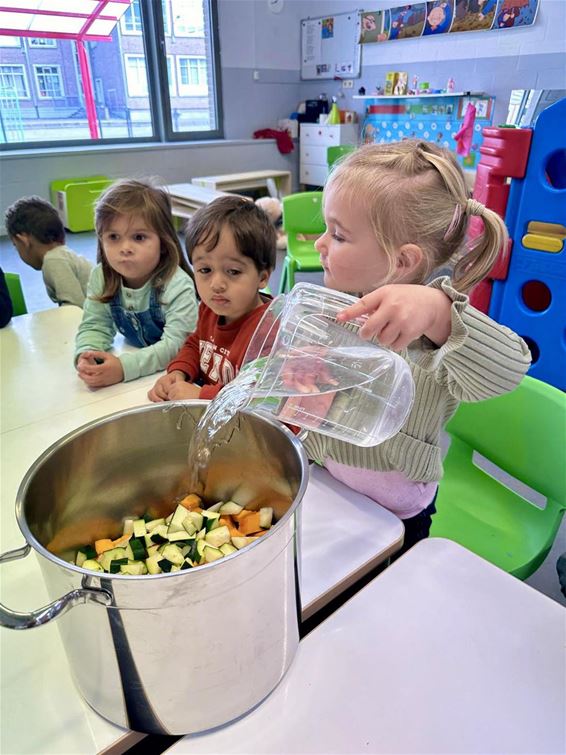 Kleuters GO BS Atheneeke maken soep - Tongeren