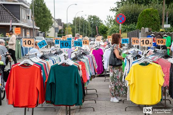 Lommel - Koopjes doen op de kermisjaarmarkt