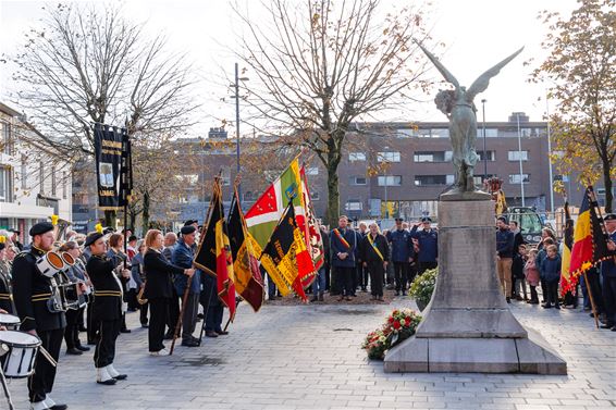 Kranslegging aan het oorlogsmonument Kerkplein - Lommel