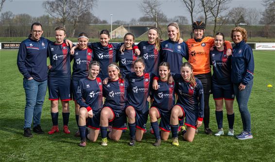 KRC Peer-meisjes op de foto bij Kadijk