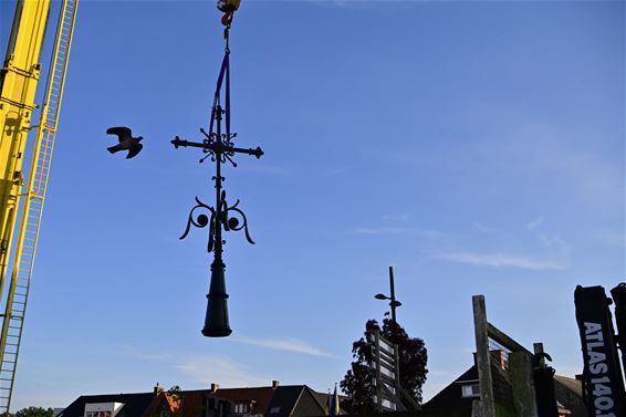 Kruis terug op kerktoren geplaatst - Beringen