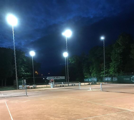 LED-verlichting voor tennisclub Metallic