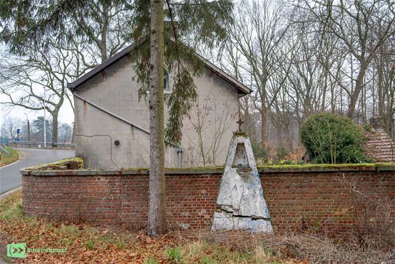 Lommel - Leeg kapelletje aan Blauwe Kei roept vragen op
