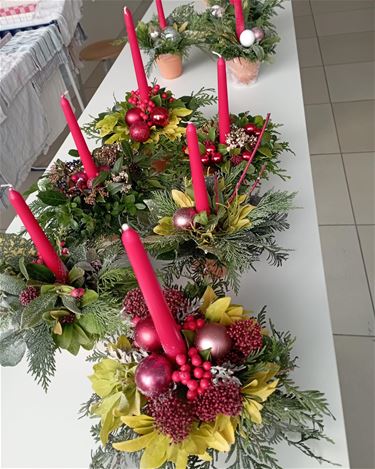 Leerlingen maken kerststukjes - Peer