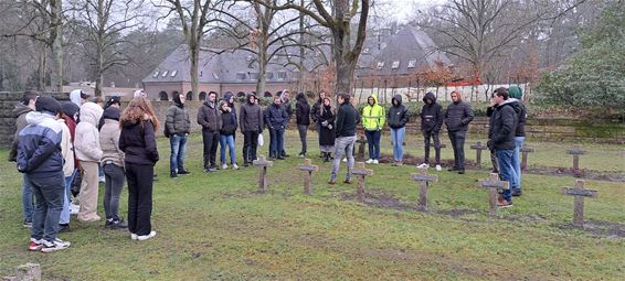 Leerlingen Biotechnicum bezoeken militair kerkhof - Bocholt