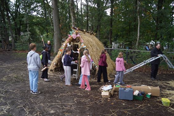 Leerlingen bouwen 'Kampse' strohut - Leopoldsburg