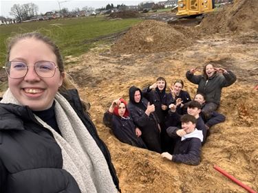 Bocholt - Leerlingen graven bodemprofielput