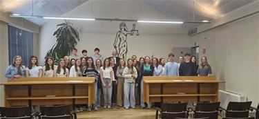 Leerlingen op bezoek in vredegerecht - Peer
