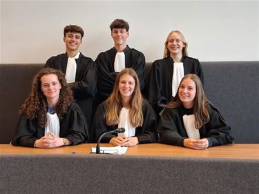 Leerlingen naar de rechtbank - Peer
