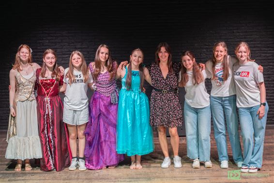 Leerlingen theater spelen de pannen van het dak - Oudsbergen