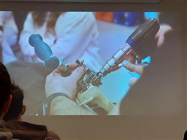 Leerlingen voeren technieken knieprothese uit - Bocholt