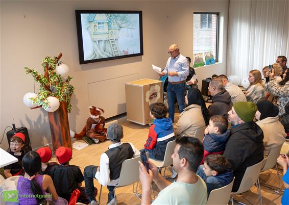 Leerlingen VOX stellen eigen boek voor in bib - Pelt