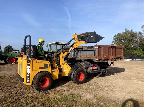 Leerlingen werken met graafmachine en knikladers - Bocholt