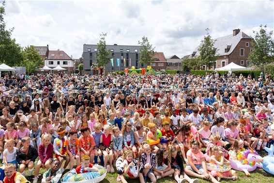 'Lindepop' lokt veel volk naar Pastorietuin - Pelt