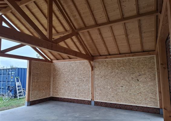 Linkerwand Ovenbuur staat er