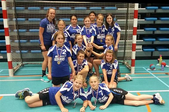 M12 van dameshandbalclub provinciaal kampioen - Overpelt