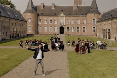 Maarten Cox stunt met Limburgs volkslied - Beringen