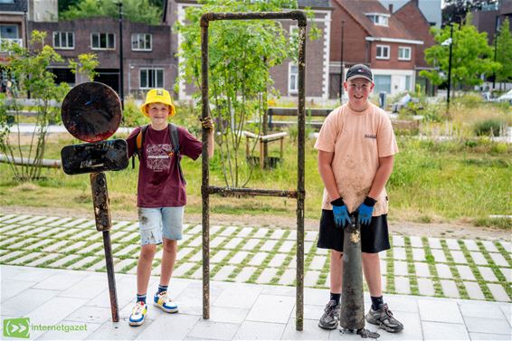 Pelt - Magneetvissers halen verkeersbord en hek op