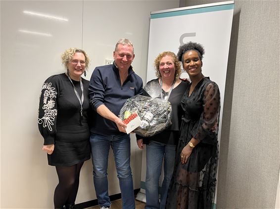 Marktkramer Marc Baeten in de bloemen gezet - Beringen