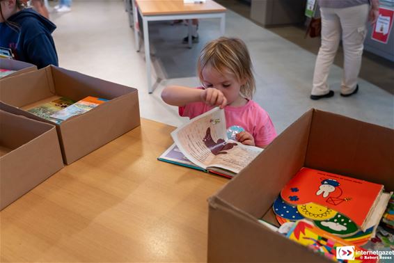 Massa geïnteresseerden voor boekenverkoop - Lommel