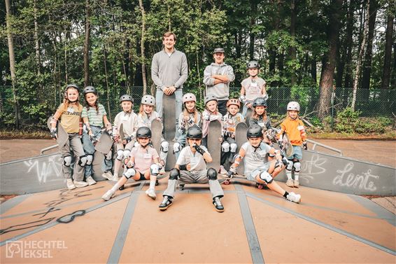 Meisjes leren skaten in Sportpark De Hoef - Hechtel-Eksel