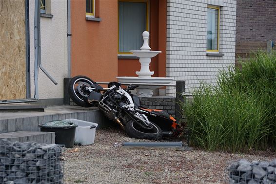 Moto knalt tegen huis - Beringen