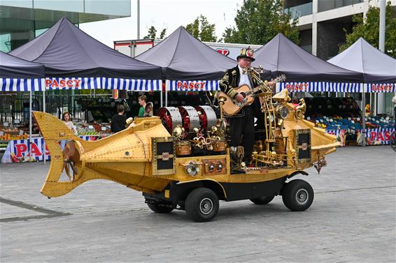 Nautilus, een muziekduikboot op de woensdagmarkt - Lommel