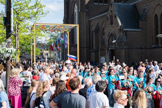 Neerpelt bruist tijdens zingende optocht - Pelt
