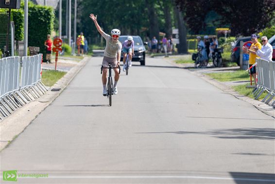 Nel Swennen wint kermiskoers in Pelt - Peer