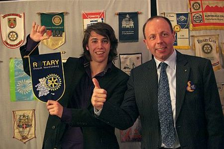 Nieuw fanion voor de Rotary - Overpelt