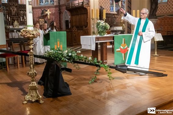 Nieuw kruis Sint-Pietersbandenkerk ingezegend - Lommel