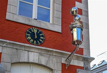 Nieuw kunstwerk aan gevel stadhuis - Tongeren