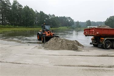 Nieuw zand voor plonsvijver - Beringen