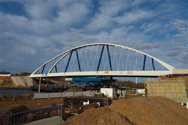 Nieuwe brug Genebos geplaatst - Beringen