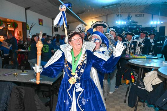 Nieuwe stadsprinses Viv I zwaait carnavalsscepter - Lommel