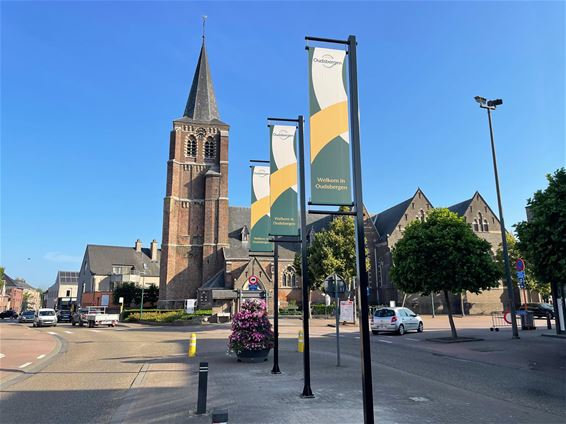 Nieuwe vlaggen kleuren het straatbeeld