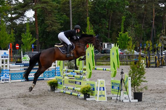 Noa Oudermans wint jumping in Kinrooi - Pelt