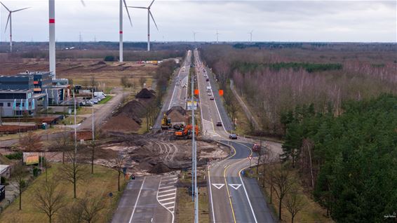 Ondertussen, bij de L-rotonde... - Lommel