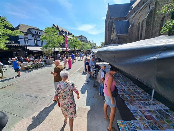 Ondertussen, in de Kerkstraat... - Pelt