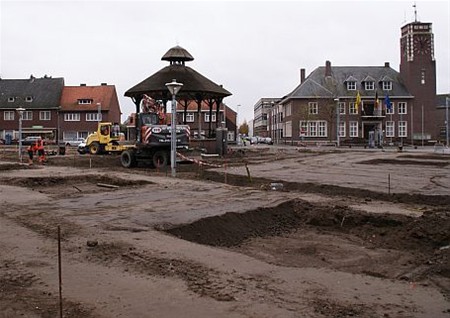 Ondertussen, op de Oude Markt... - Overpelt