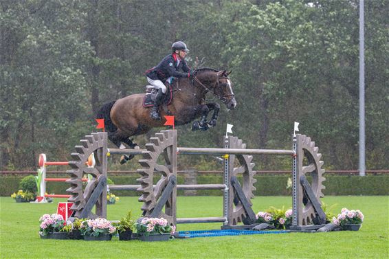 Ook de fotograaf wordt nat in Valkenswaard - Pelt