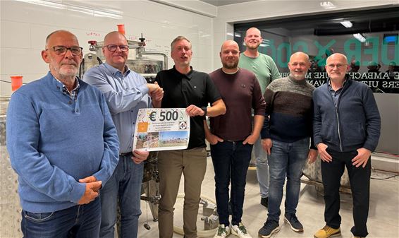 Oud-leiding Lamantijnen schenkt aan Akabe - Pelt