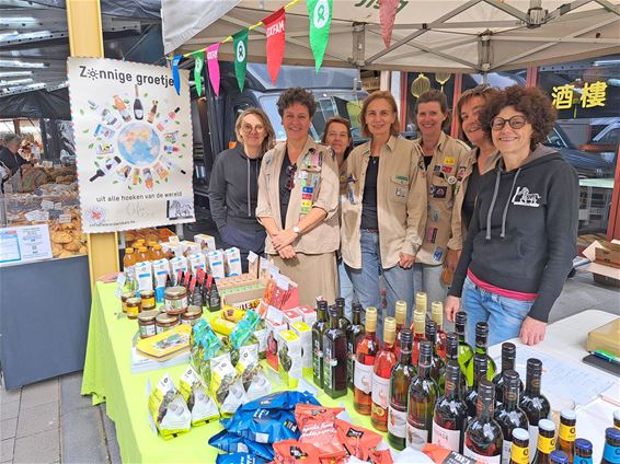 Oud-Scouts op de wekelijkse zaterdagmarkt - Pelt