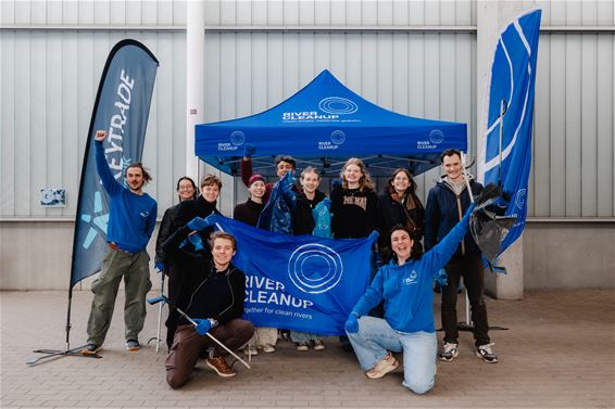 Out of Use in zee met River Cleanup - Beringen